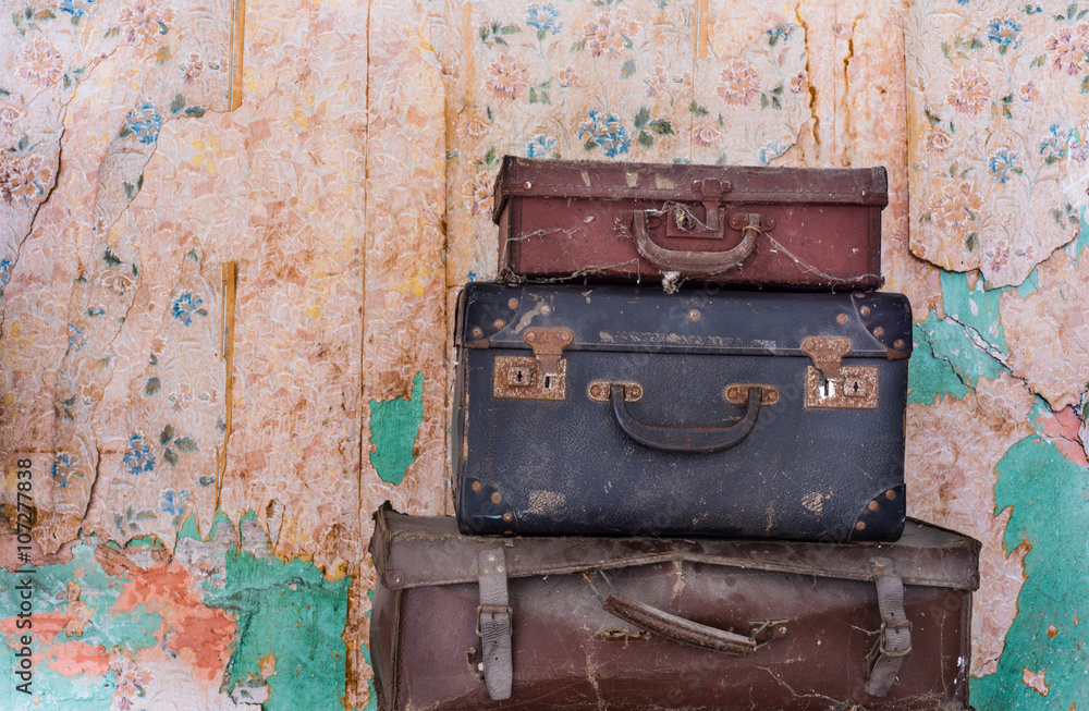 Obraz Tryptyk old pile of vintage luggage,