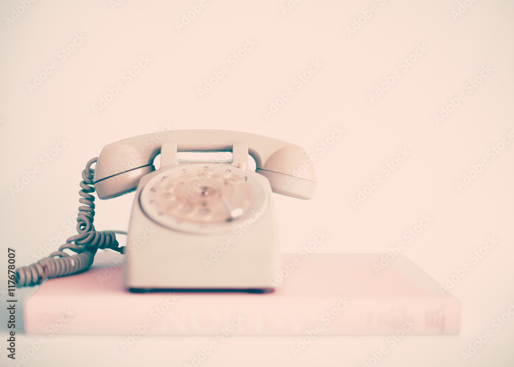 Fototapeta Vintage pink telephone over