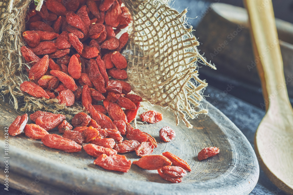 Obraz Tryptyk Dried goji berries coming out