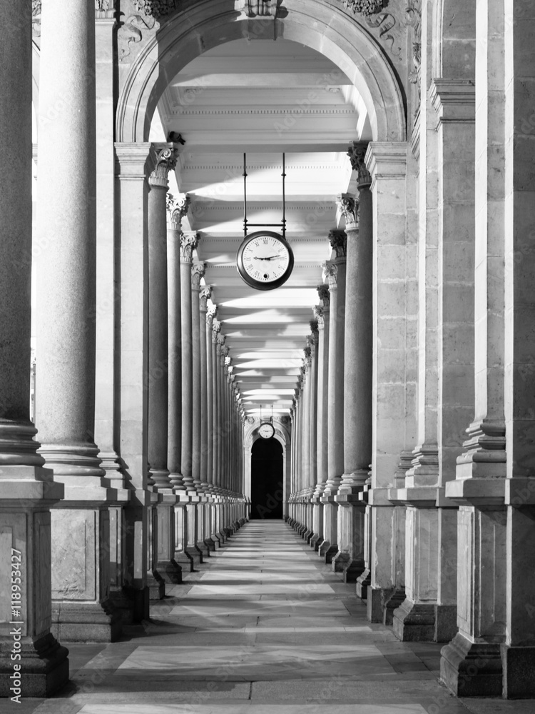 Fototapeta Long colonnafe corridor with