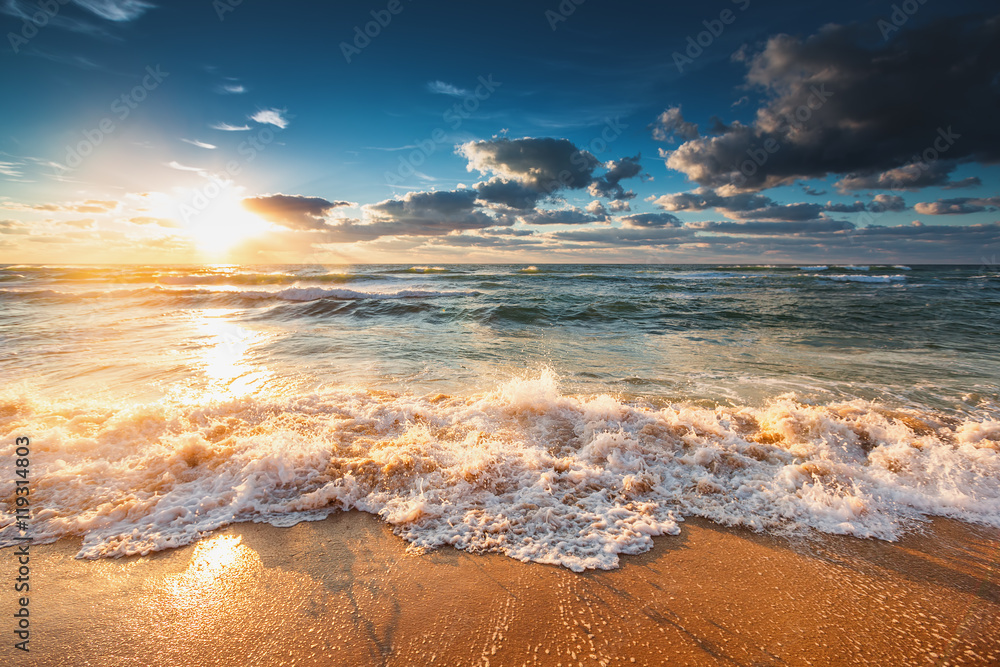 Obraz Tryptyk Beautiful sunrise over the sea