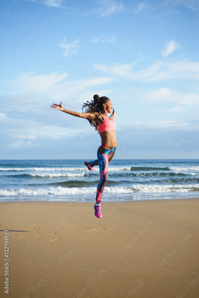 Obraz Tryptyk Sporty brazilian woman dancing