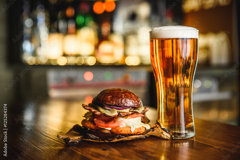 Obraz Tryptyk Hamburger and light beer on a
