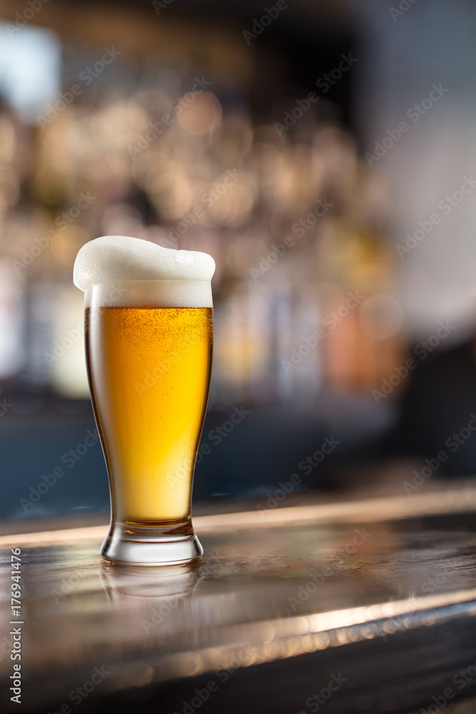 Obraz Dyptyk Glass of light beer on a dark