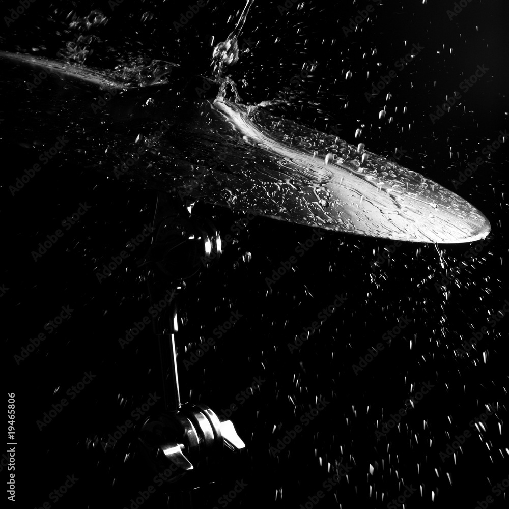 Obraz na płótnie Drums plate under water drops