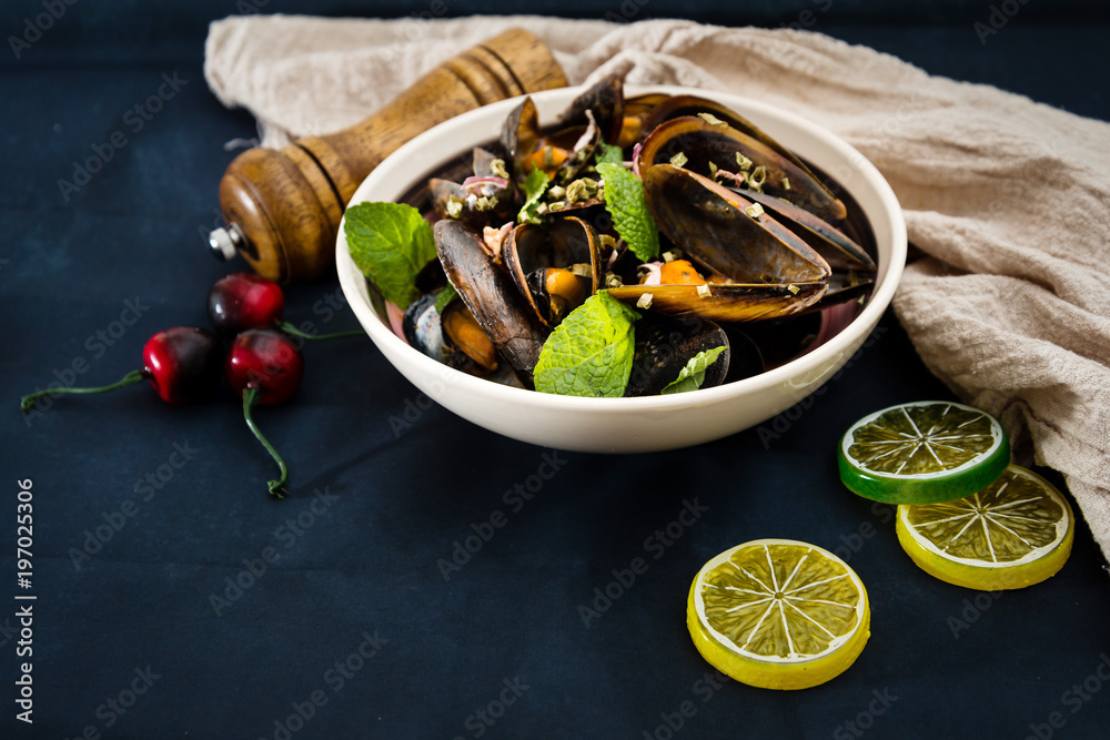 Obraz Tryptyk Fresh Mussels cooked in