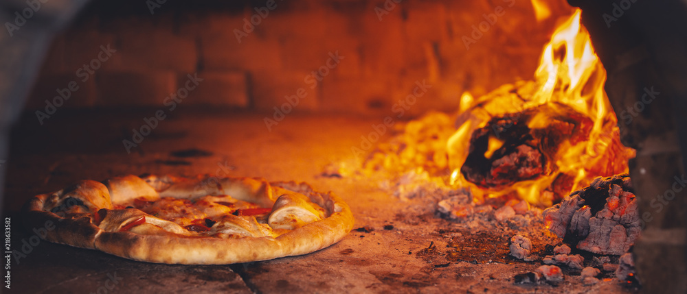 Obraz Tryptyk pizza in the oven, panoramic