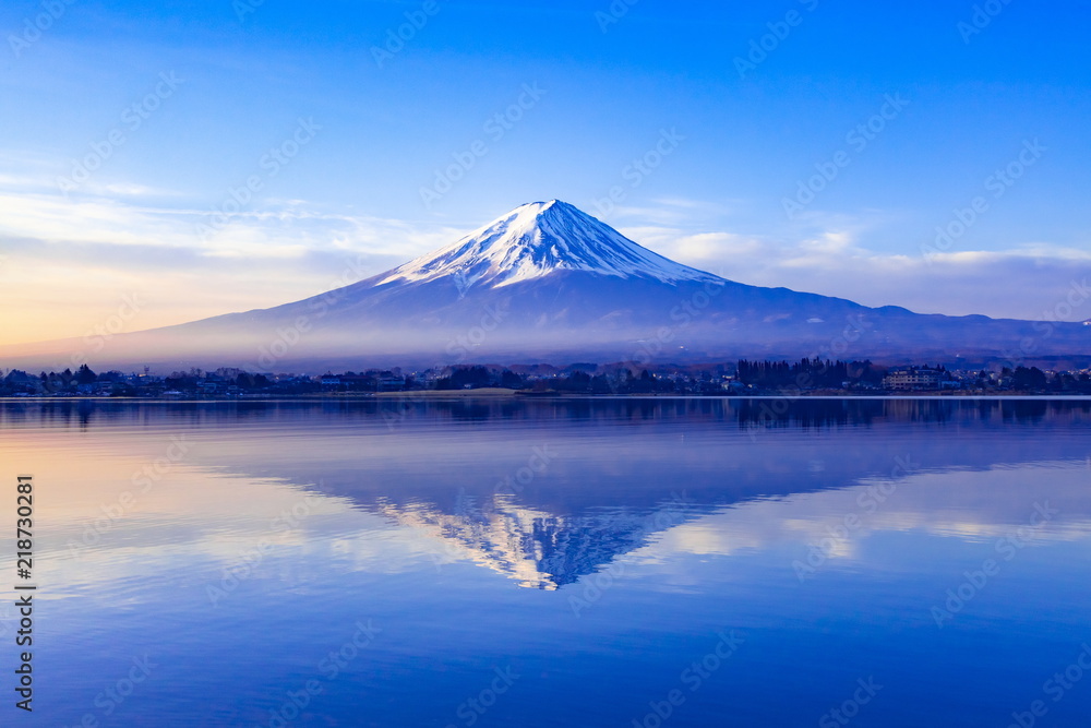 Fototapeta 夜明けの富士山、山梨県河口湖にて