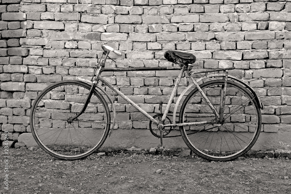 Obraz Tryptyk old bicycle leaning against a