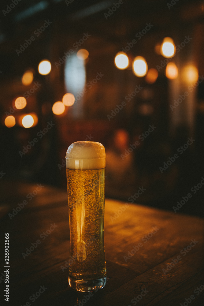 Obraz na płótnie Beer pint on a table, with pub