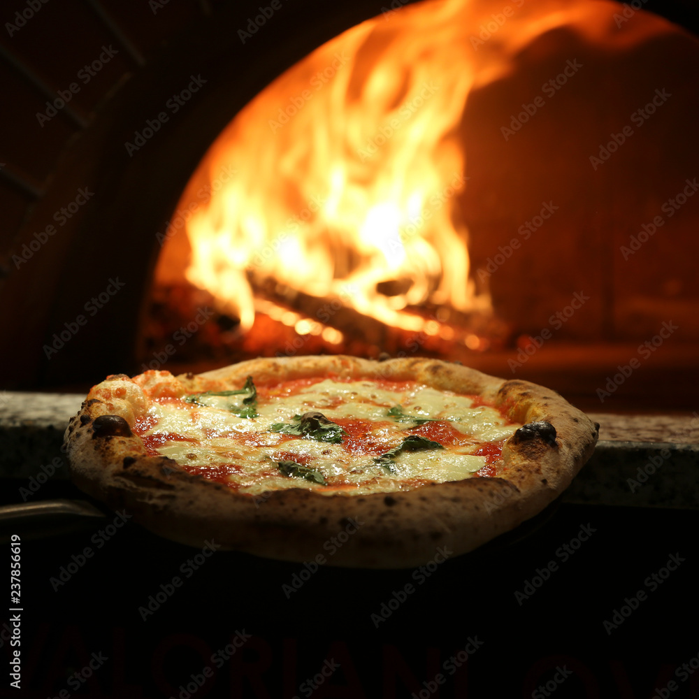 Obraz Dyptyk Margherita pizza near the