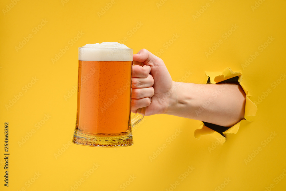 Obraz Tryptyk Hand holding a beer glass