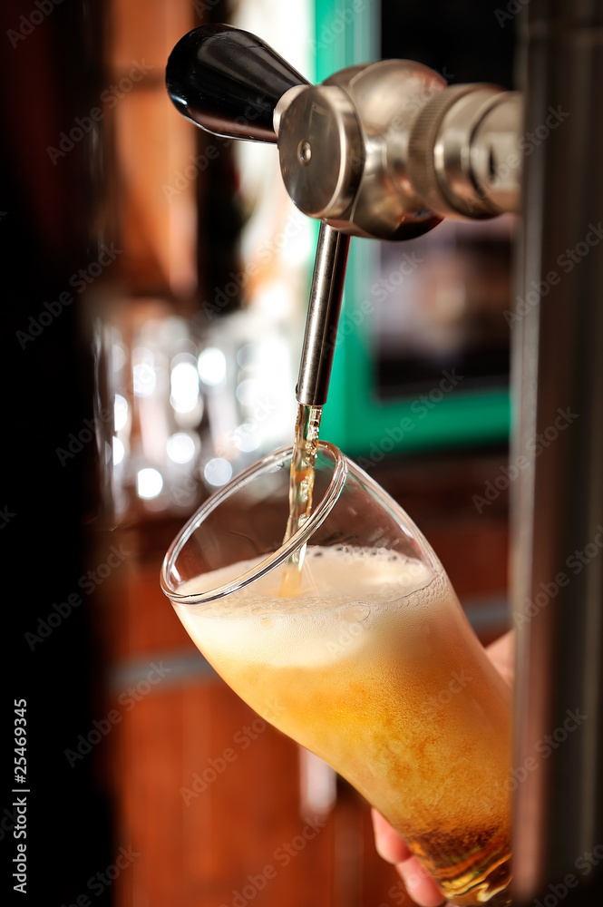 Obraz na płótnie Filling glass with beer from