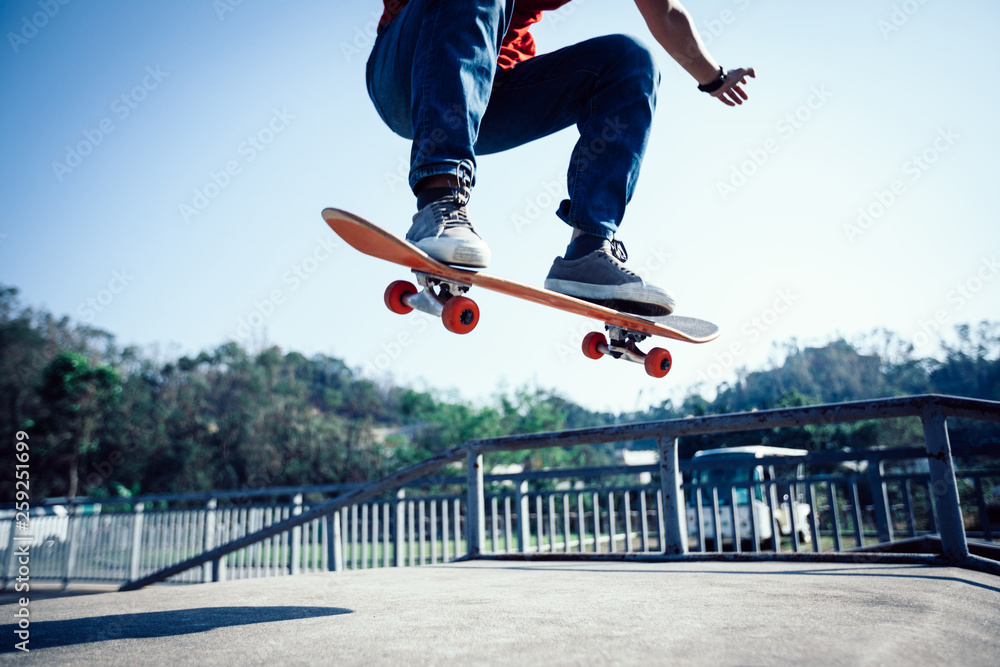 Obraz Tryptyk Skateboarder skateboarding at