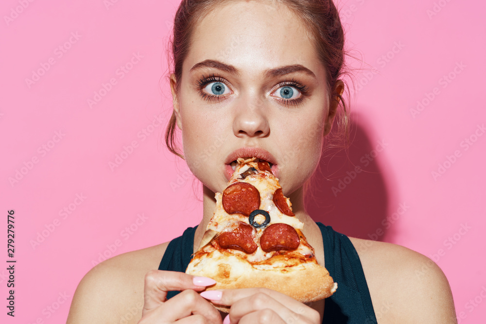 Obraz Tryptyk young woman eating pizza