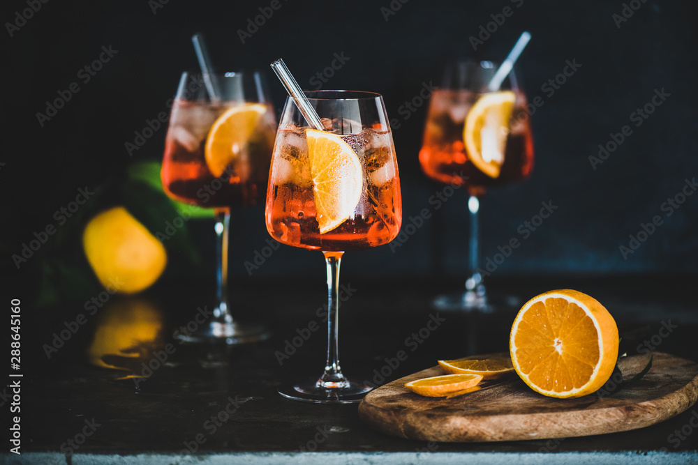 Obraz na płótnie Aperol Spritz aperitif with