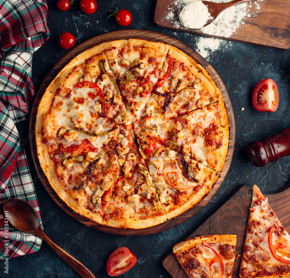 Obraz Tryptyk Chicken pizza with tomato,