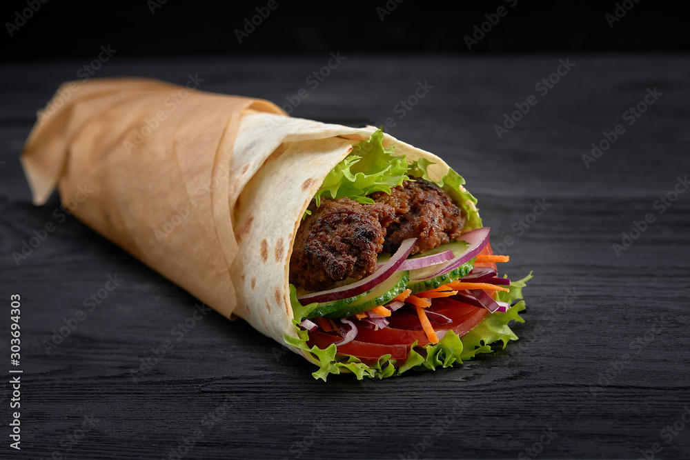 Obraz Tryptyk Tasty doner kebabs with fresh