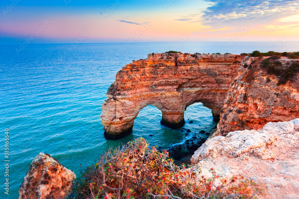 Obraz Tryptyk Heart-shaped cliffs on the