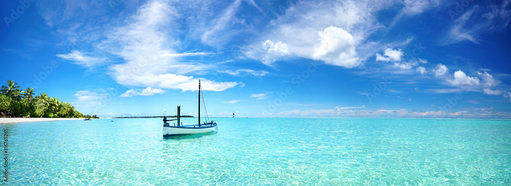 Obraz Tryptyk Boat in turquoise ocean water