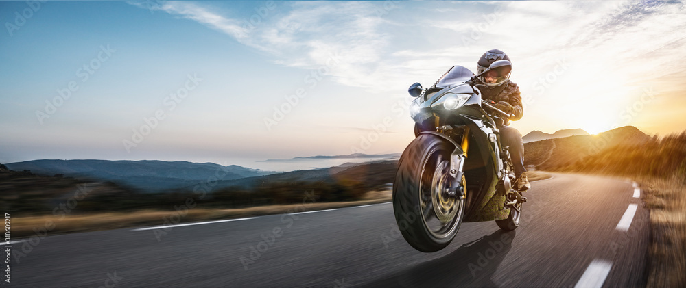 Obraz Tryptyk Fast motorbike on the coastal