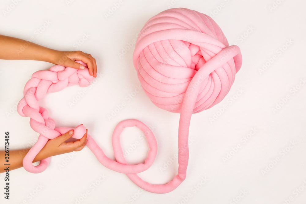 Obraz Dyptyk Girl knitting pink pillow from