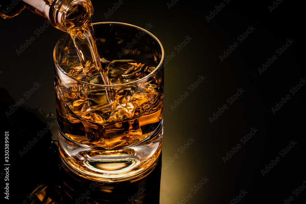 Obraz Tryptyk glass of whiskey on black