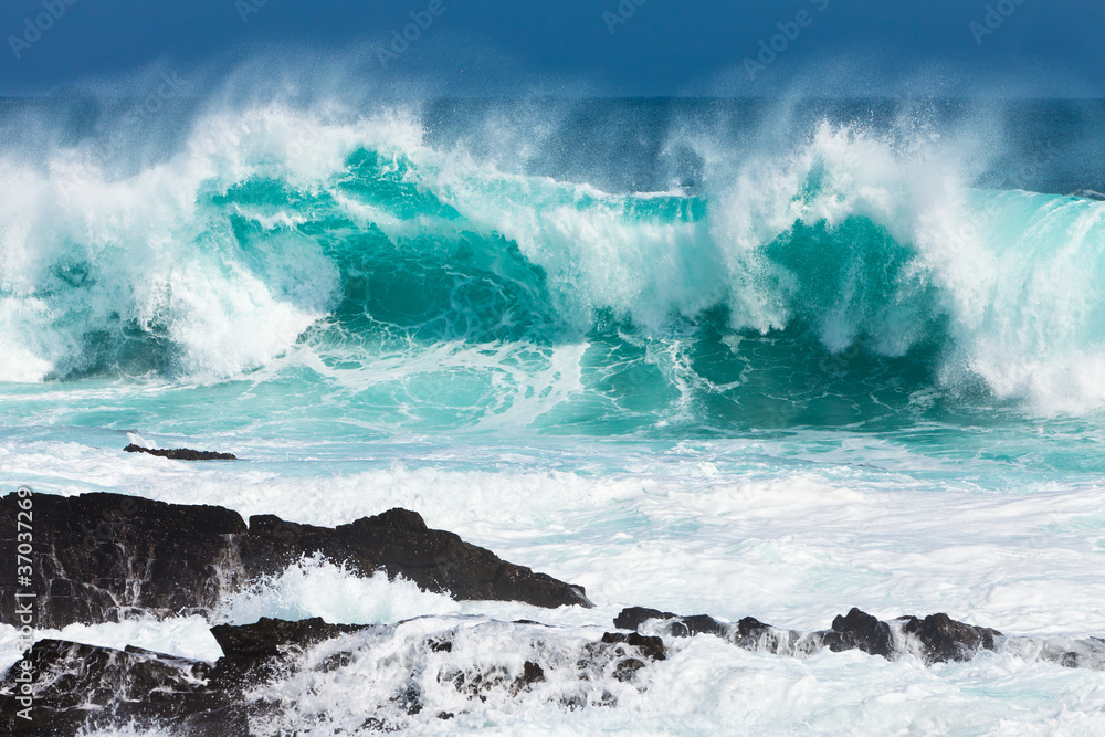 Obraz na płótnie Turquoise rolling wave slaming