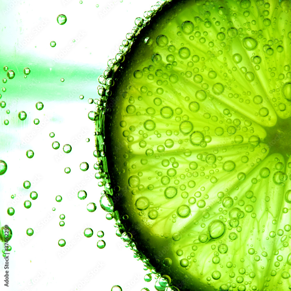 Fototapeta lime slice in water