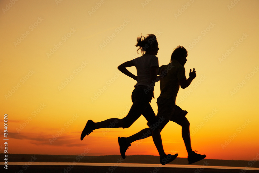 Obraz na płótnie Young couple run together on a