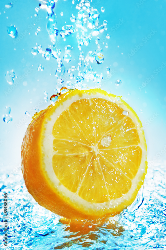 Fototapeta Water splash on lemon