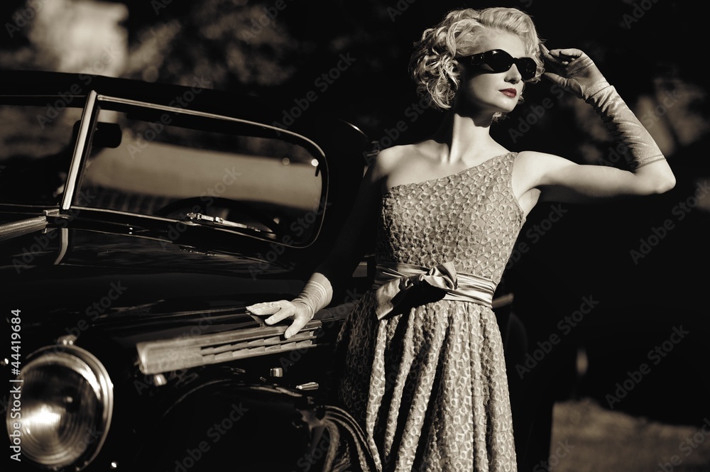 Obraz Pentaptyk Woman near a retro car