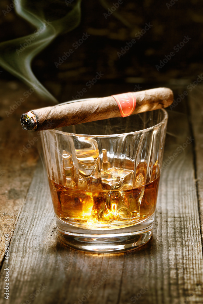 Obraz Kwadryptyk Cuban cigar on whisky