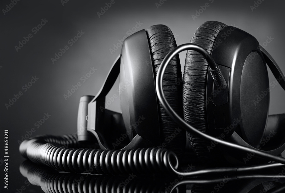 Obraz Tryptyk Modern headphones over dark