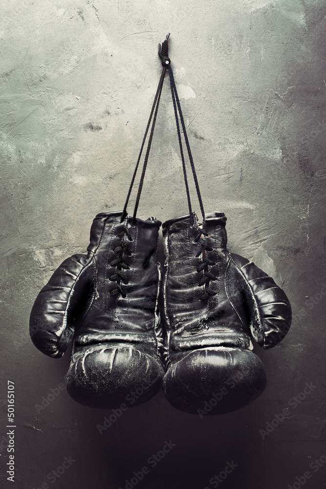 Obraz Tryptyk old boxing gloves hang on nail