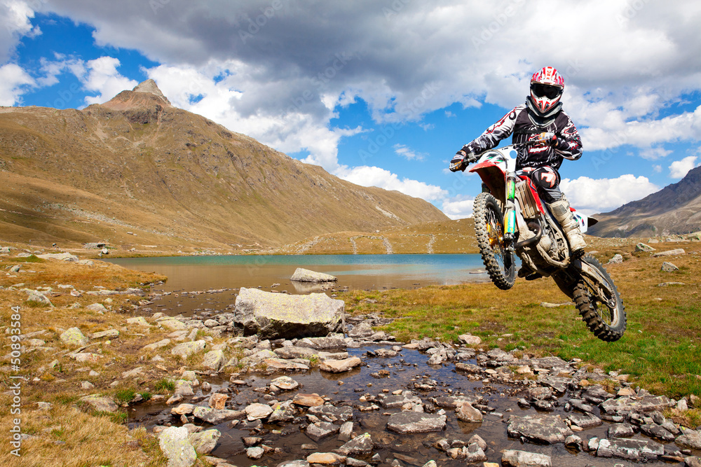 Fototapeta motocross in alta montagna