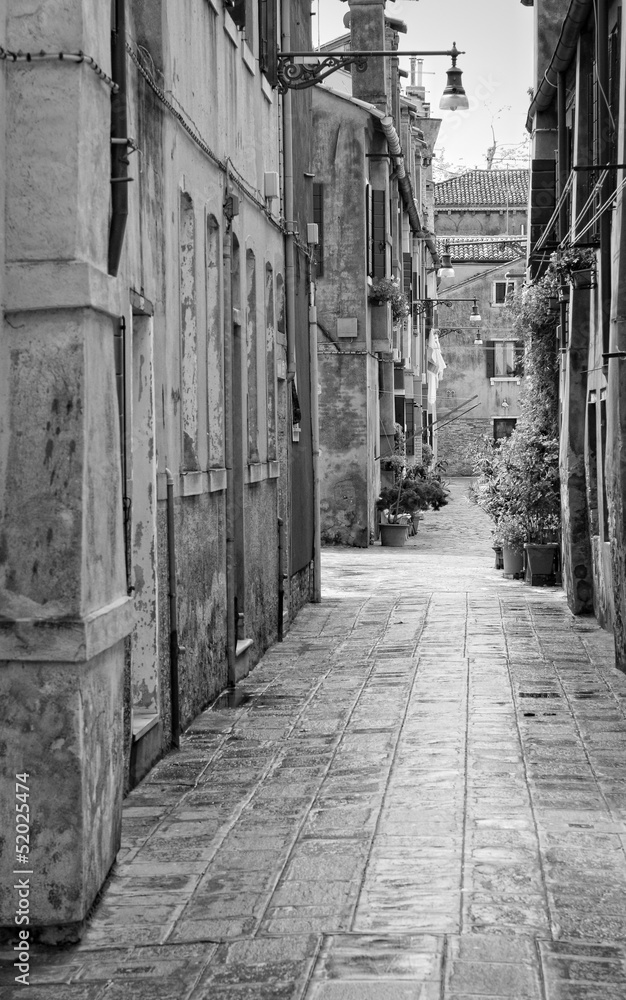 Obraz Tryptyk Narrow alley in Venice, Italy