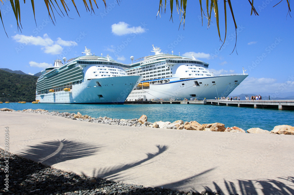 Fototapeta cruise ships in the Caribbean