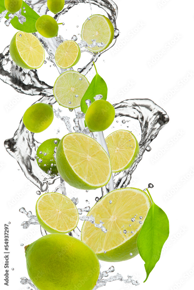 Fototapeta Fresh  lime  falling in water