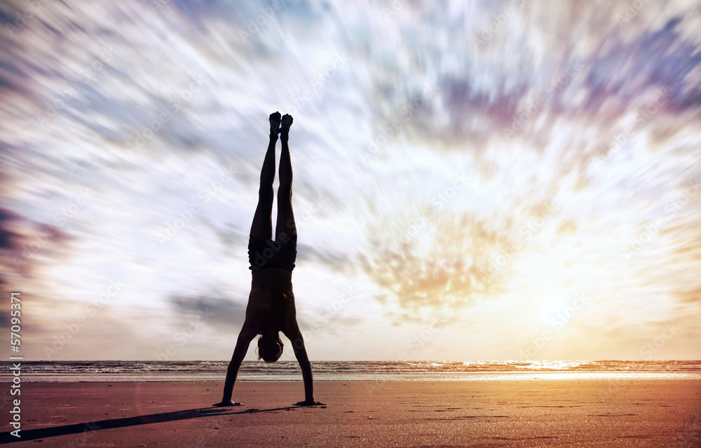 Obraz Tryptyk Handstand near the ocean