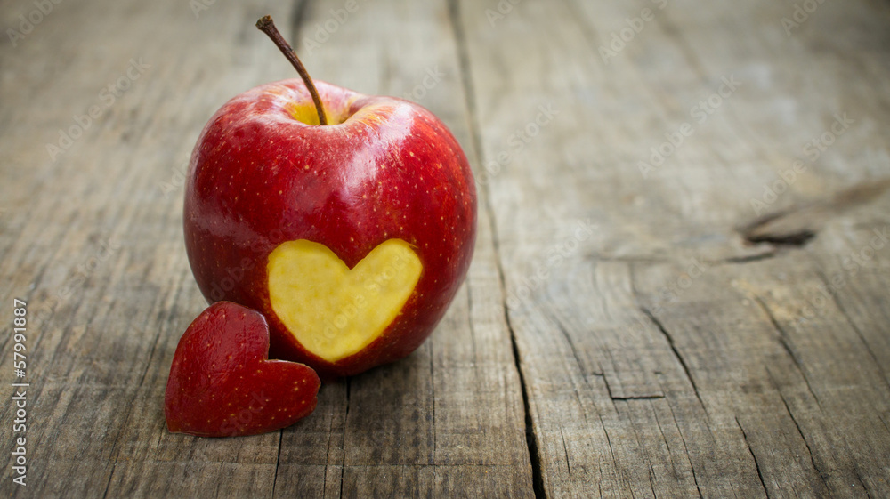 Obraz na płótnie Apple with engraved heart