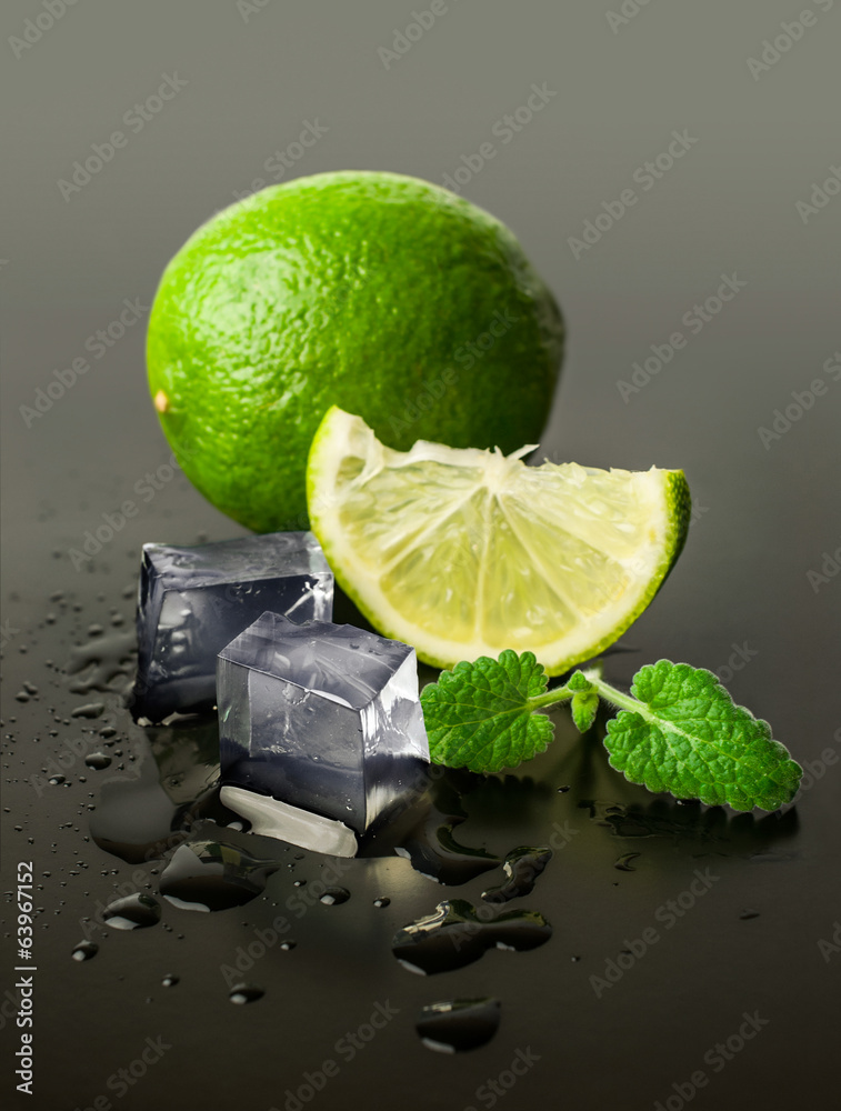 Fototapeta lime and mint with ice cubes