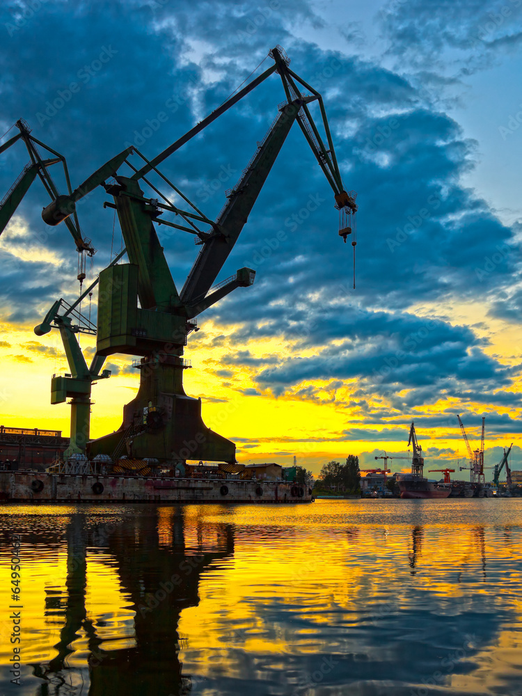 Obraz Tryptyk Big shipyard crane at sunset