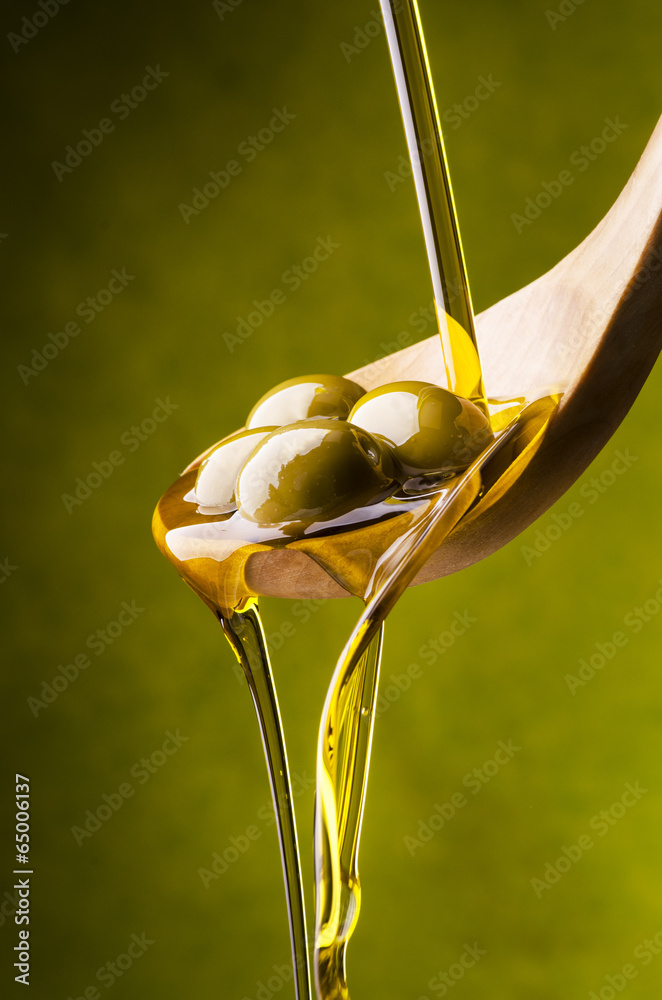 Fototapeta olio di oliva con sfondo verde