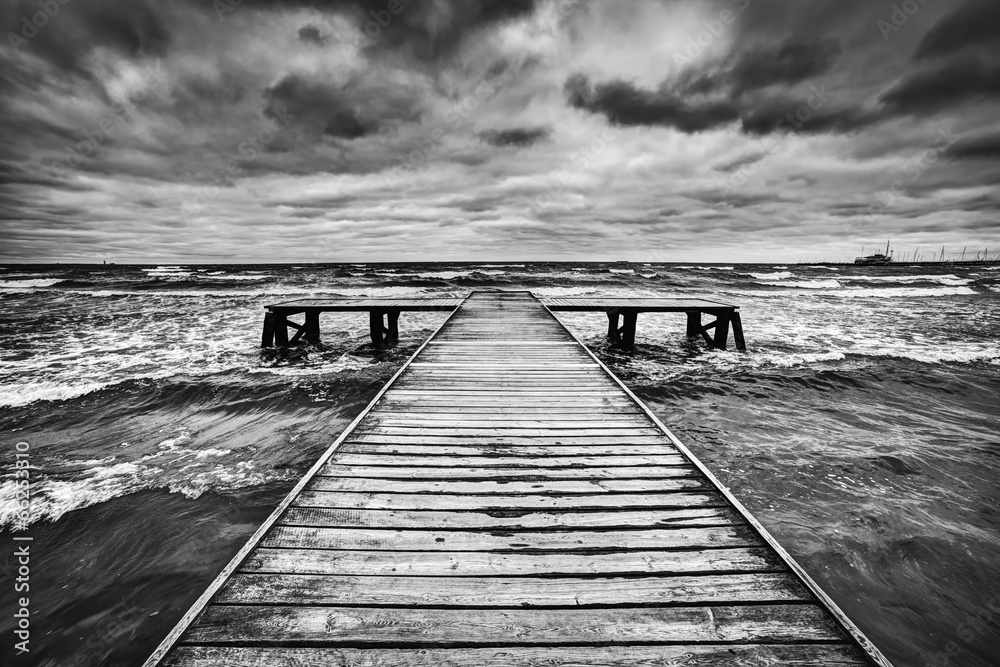 Obraz Tryptyk Old wooden jetty during storm