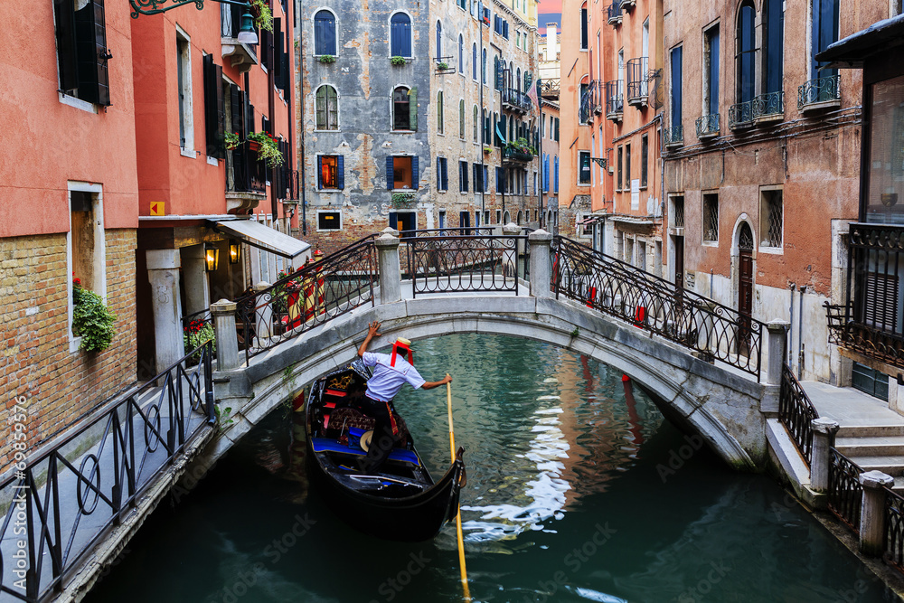 Fototapeta Venice, Italy - Gondolier and