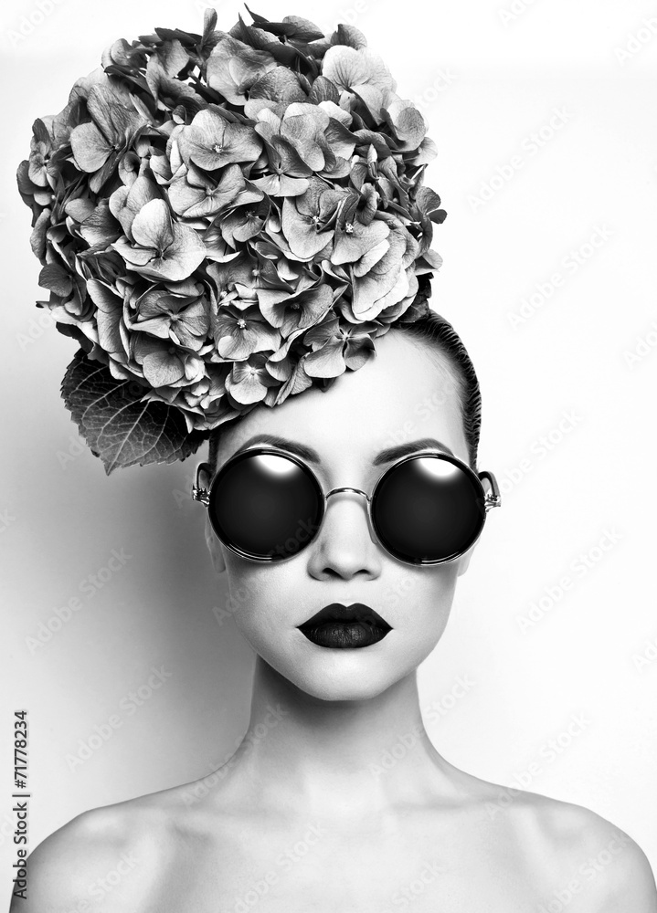 Obraz Tryptyk Beautiful lady with hydrangea