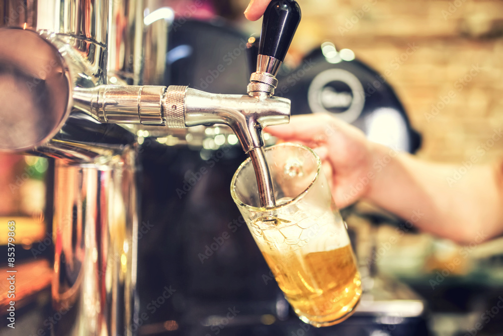 Obraz Dyptyk barman hand at beer tap