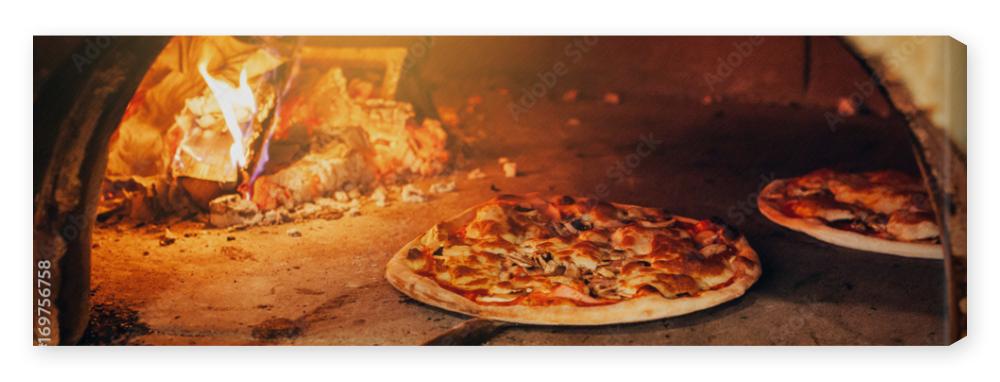 Obraz na płótnie Italian pizza is cooked in a