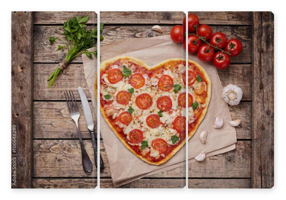 Obraz Tryptyk Heart shaped pizza margherita